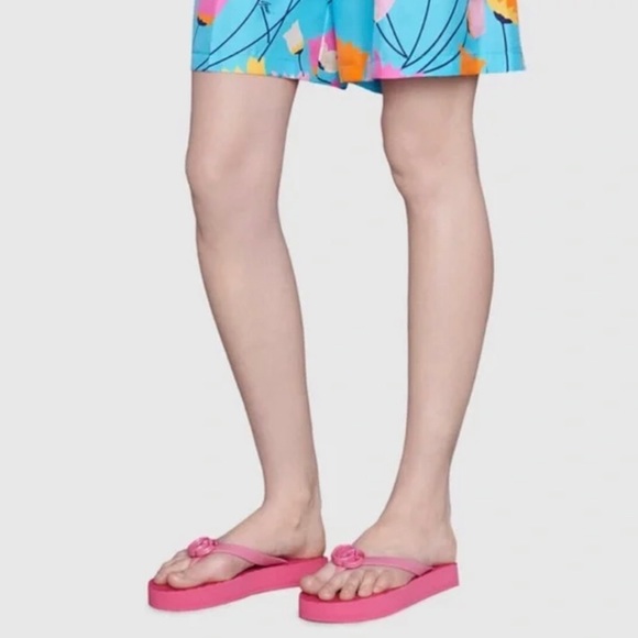 Gucci Chevron Thong Platform Sandals in Pink Rubber - Picture 2 of 7